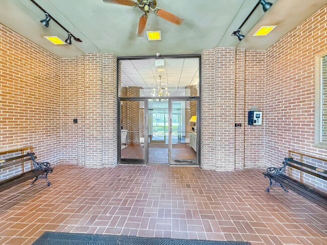 Building Photo - Downtown Charleston Living with Stunning Views