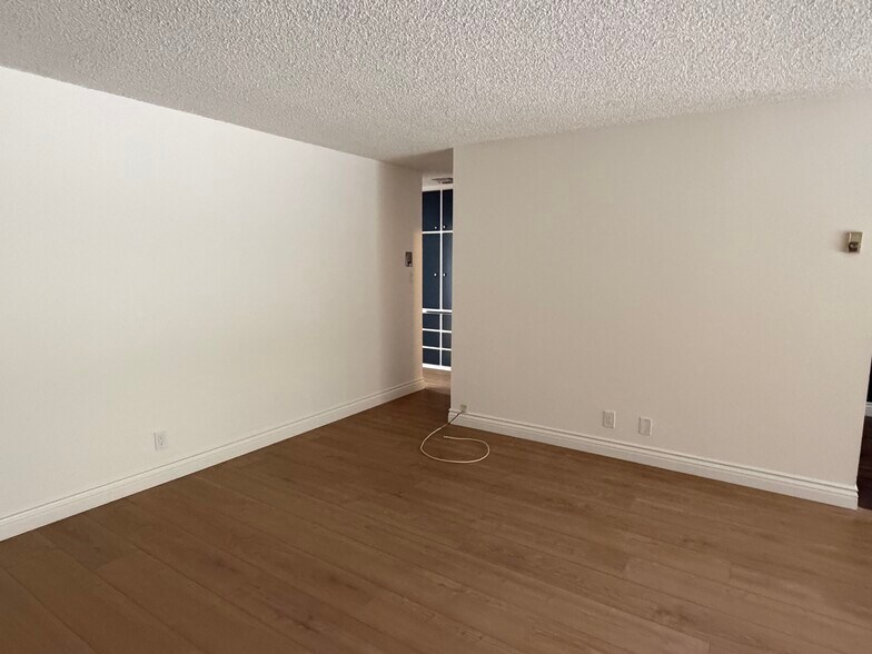 Large family room - 100 Hermosa Ave