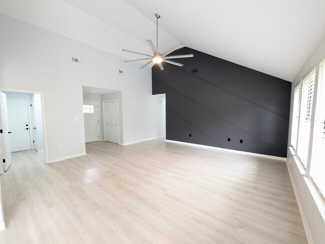 Building Photo - 1837 Sunrise Dr