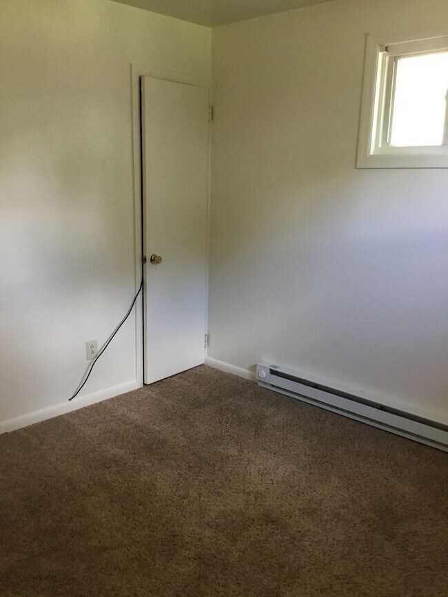 Building Photo - 1729-1733 MANOR RIDGE DRIVE