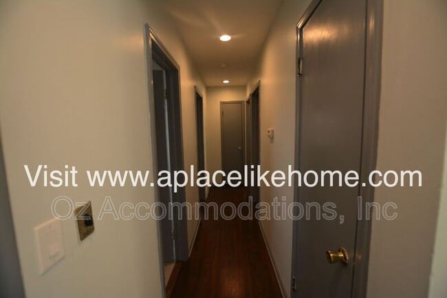 Building Photo - 4340 W 51st St