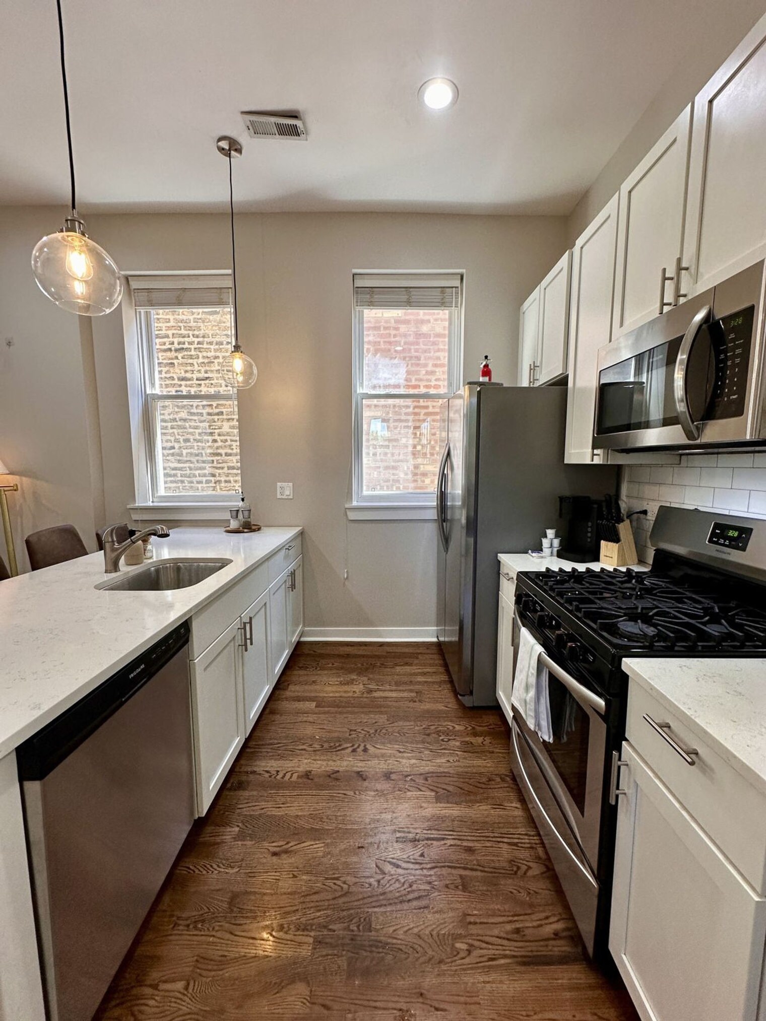 Building Photo - 736 N Throop St