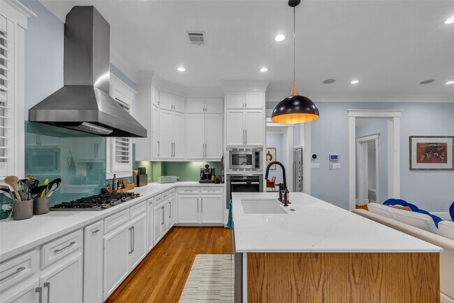 Building Photo - 340 W 17th St