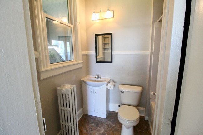 Building Photo - 1 bed, 1 bath apartment for rent in Downtown Harrisonburg!