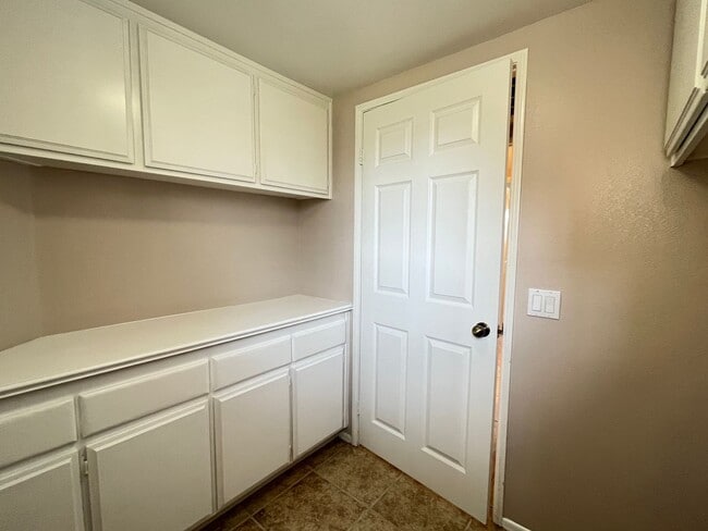 Building Photo - Large 4 bedroom home in Orangecrest for rent!