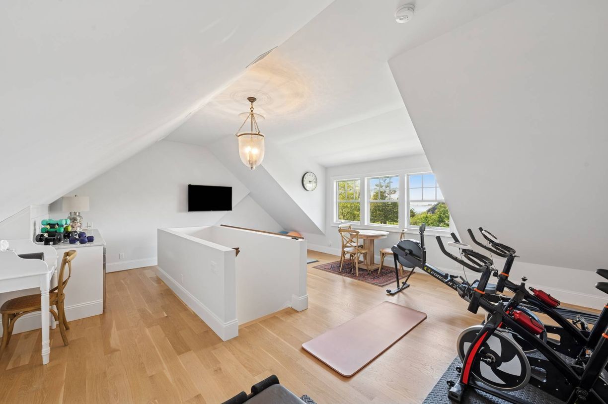 Building Photo - 32 W Neck Cir