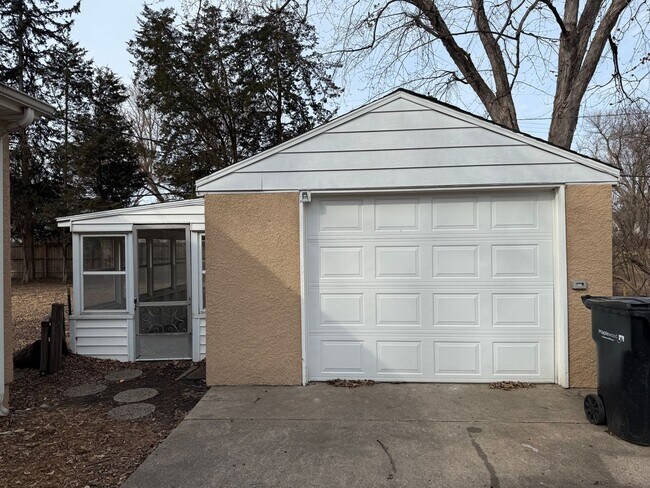Building Photo - THREE BEDROOM SINGLE-FAMILY HOME WITH ACREAGE!