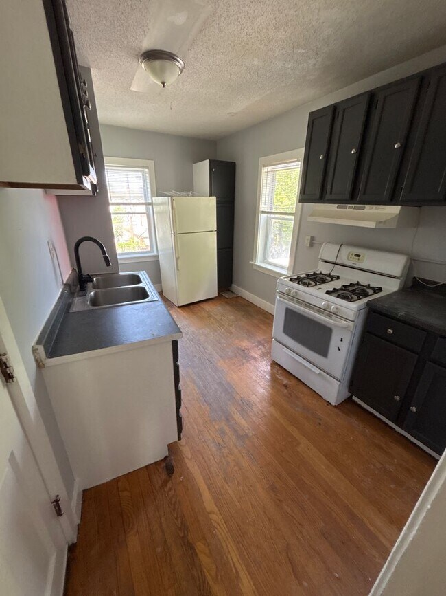 Building Photo - 2212 6th St NE