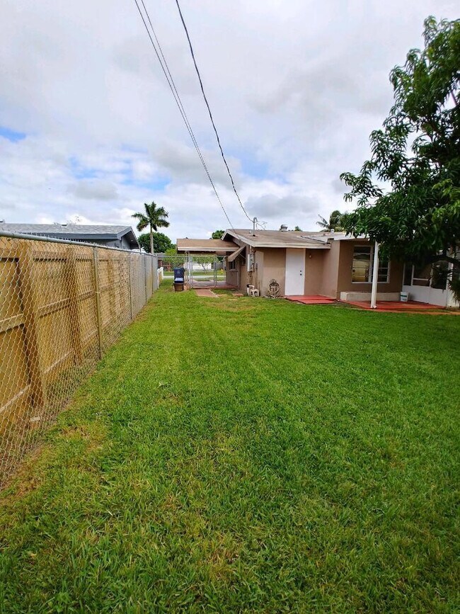 Building Photo - 2606 Alcazar Dr