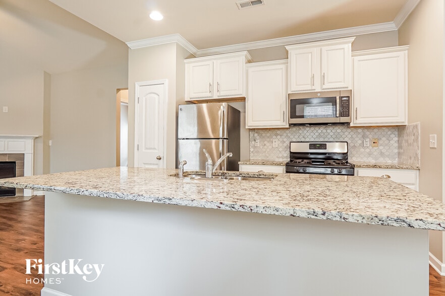 Building Photo - 383 W Park Dr