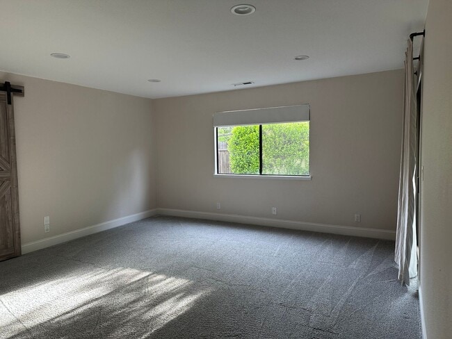 Building Photo - Beautifully maintained home in a peaceful setting