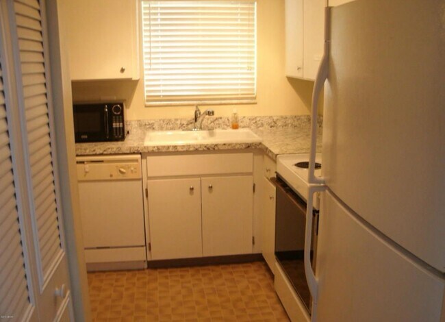 Building Photo - 55 Vining Ct