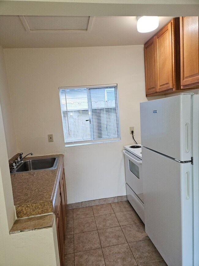 Building Photo - Cozy studio completely renovated.