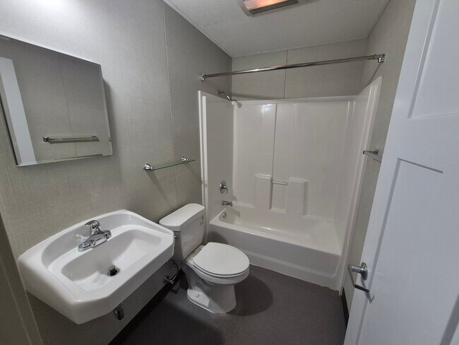 Building Photo - 458 N Creek Dr