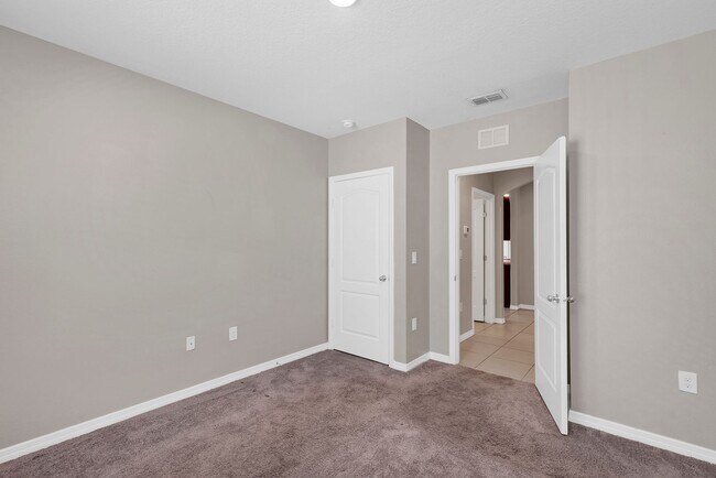 Building Photo - Sunny, Move-In Ready 4-Bed Home in Winter Haven with Modern Finishes and Two-Car Garage