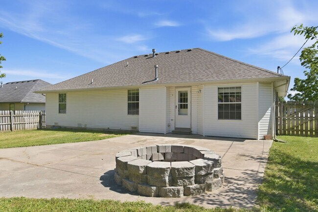 Building Photo - Nixa 3 bed 2 bath 2 car garage home!