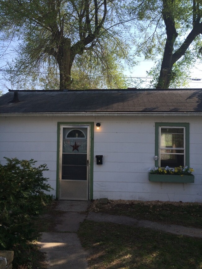 Cottage 1 - 1104 Oak St