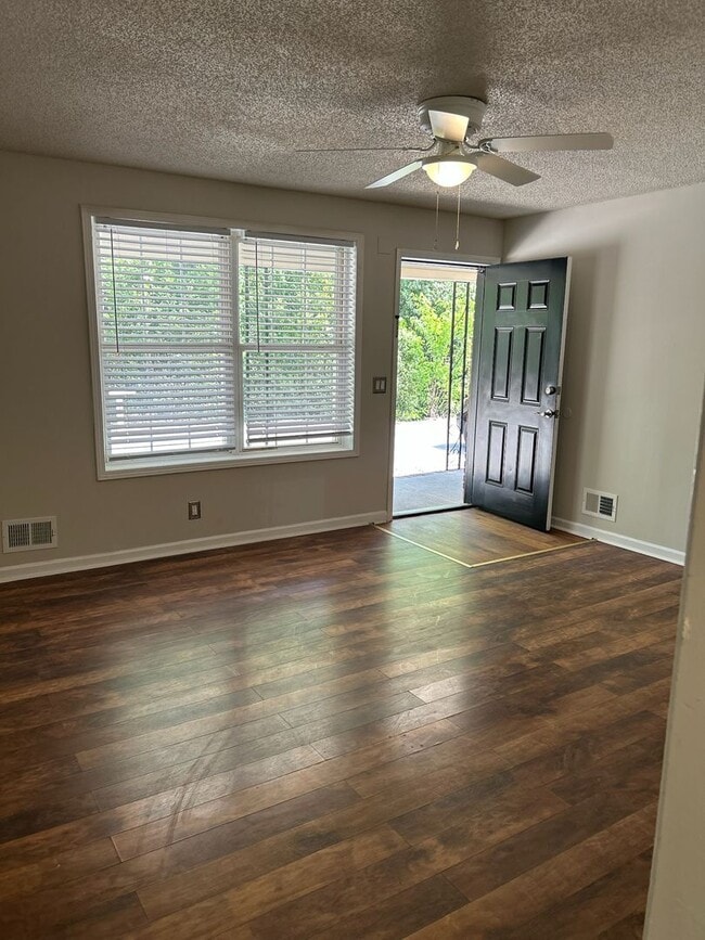 Building Photo - 3625 Hickory St