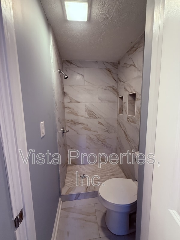 Building Photo - 538 University Ave