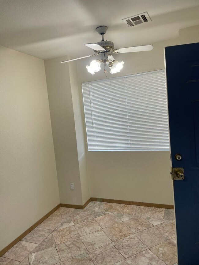 Building Photo - Perfect 2 Bedroom/1 Bathroom