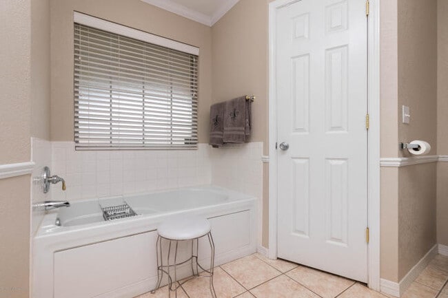 Building Photo - 4 Bedrooms 3 bathrooms, OFFICE 2 living rooms, and 2 car garage