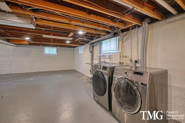 Building Photo - 3 BD SW Portland Home Near Multnomah Village