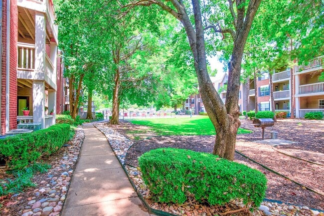 Building Photo - Greenbriar Apartments