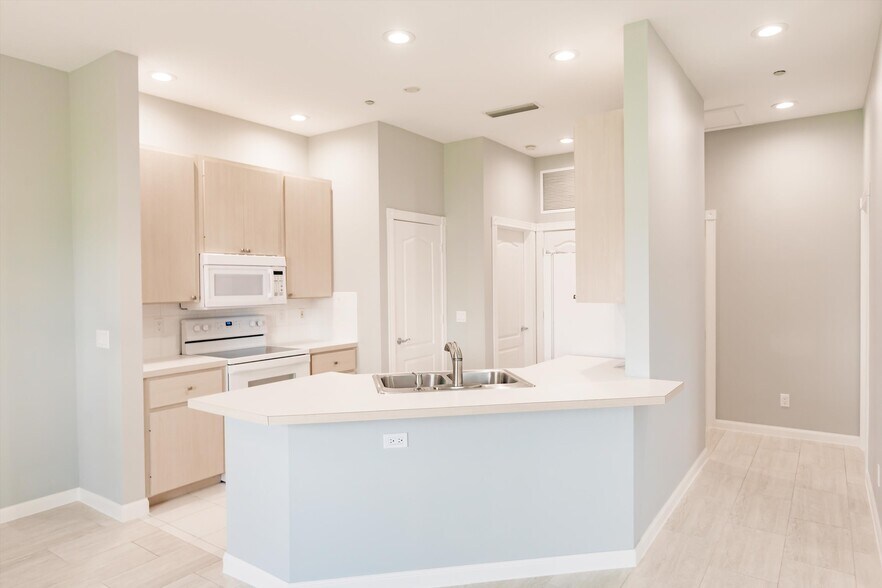 Building Photo - 3200 Village Walk Cir