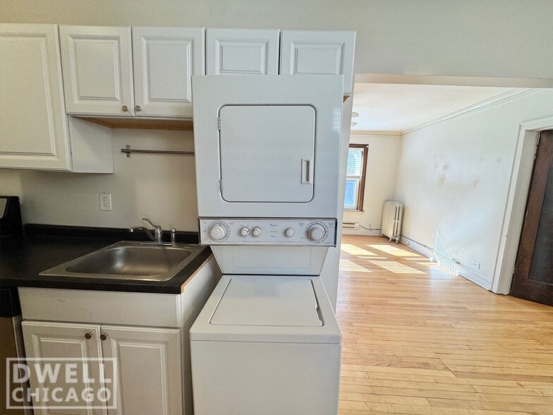 Building Photo - 1421 W Hutchinson St