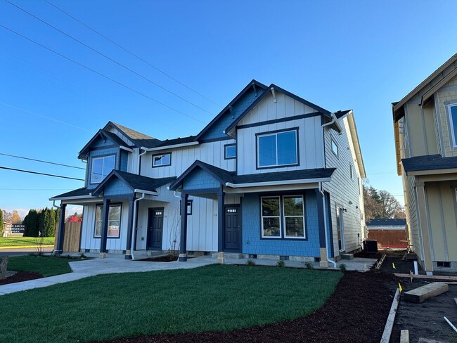 Primary Photo - New 3 Bed / 2.5 Bath Duplex! $250 Amazon G...