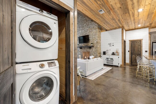 Building Photo - 222 Lost Creek Trl