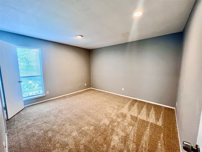 Building Photo - 10047 Westpark Dr