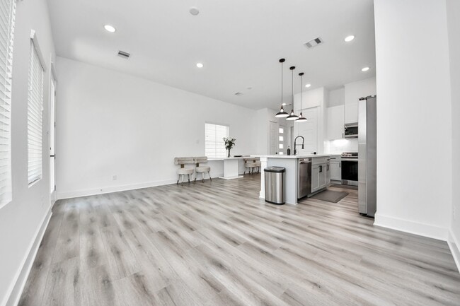 Building Photo - 318 Neyland St