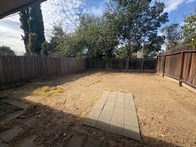 Building Photo - 4724 W Ashlan Ave