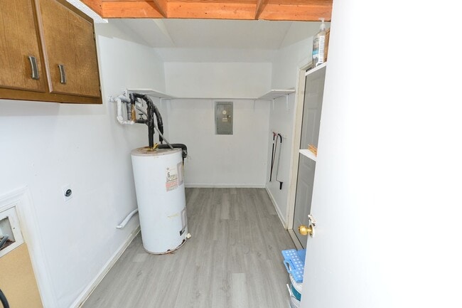 Building Photo - Renovated end unit!
