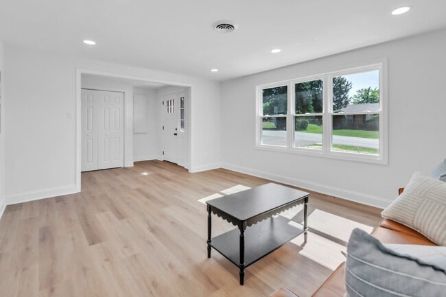 Building Photo - 211 Della Ln