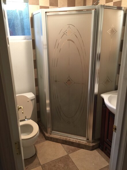 Building Photo - 13304 NE Glisan St