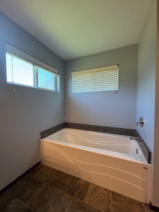 Building Photo - Spacious 5-Bedroom Home with Bonus Living ...