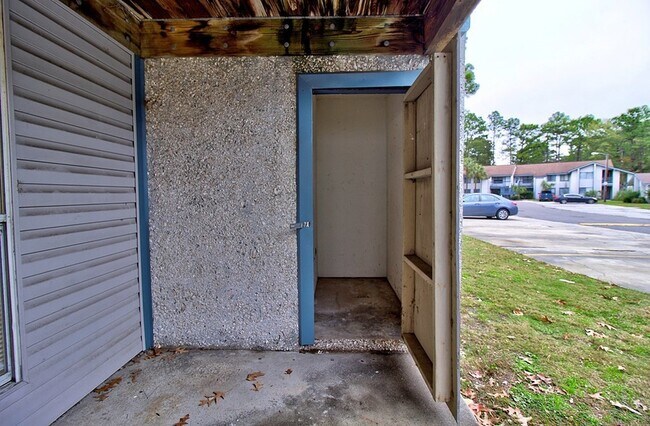 Building Photo - 910 Brett Dr