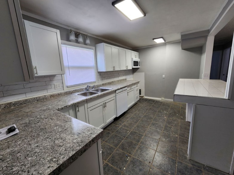 Building Photo - 16905 10th Ave