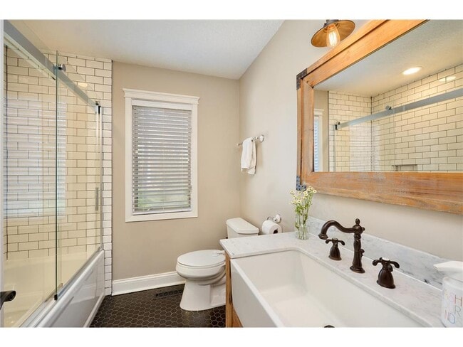 Building Photo - 1832 Essex Rd