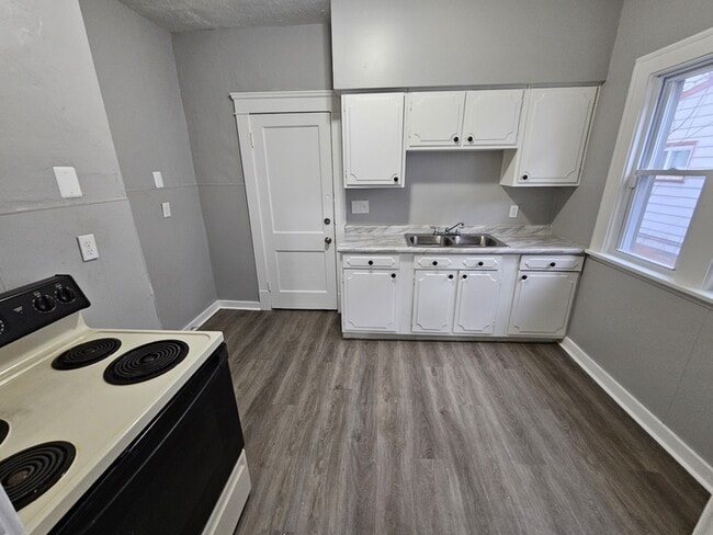 Building Photo - 12717 Parkhill Ave