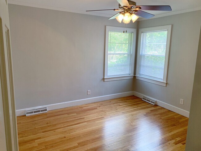 Building Photo - Beautiful 4 Bedroom 2 Bathroom home in the...