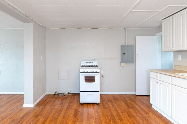 Building Photo - 9041-9049 NE Sandy Blvd