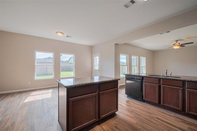 Building Photo - 5123 Oak Briar Ln