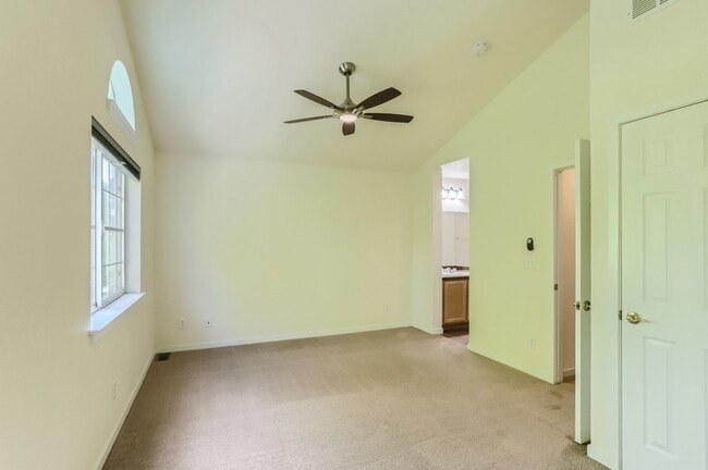 Building Photo - Sunny townhome in West Longmont!