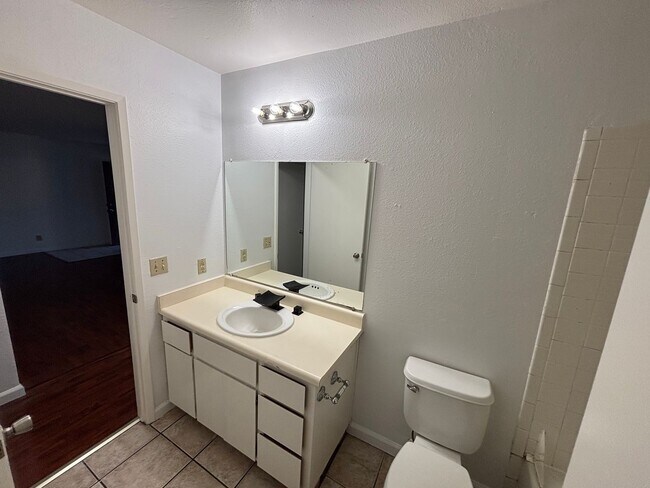 Building Photo - Rosemont Condo - Spacious & Updated 2-Bed, 1-Bath Condo with In-Unit Laundry!