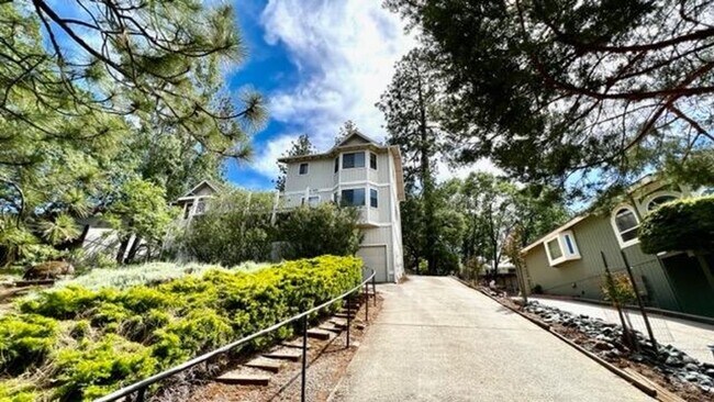 Building Photo - Lake Wildwood 3 Bedroom!