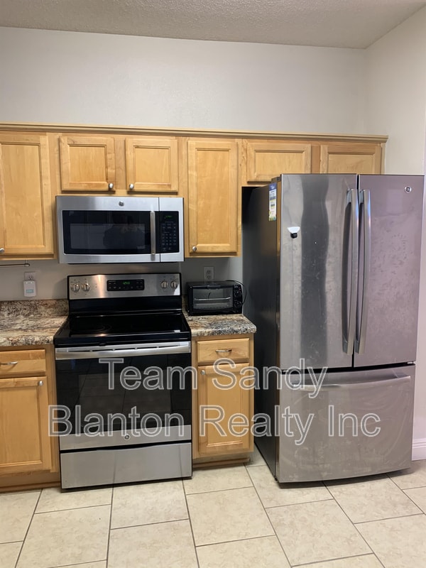 Building Photo - 8949 Camelot Pl