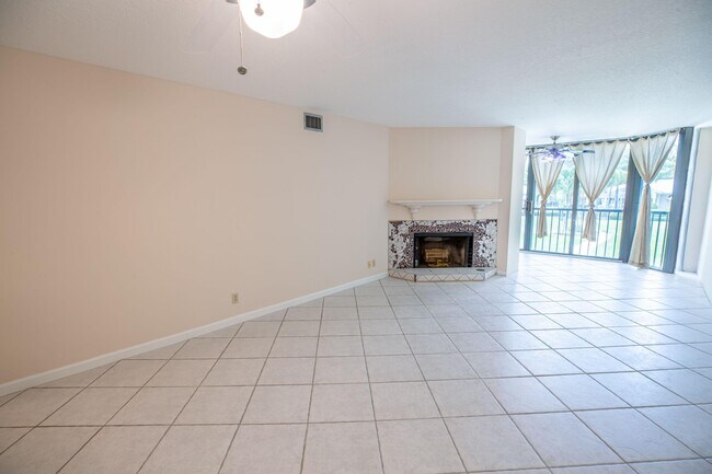 Building Photo - 123 Bay Colony Dr N
